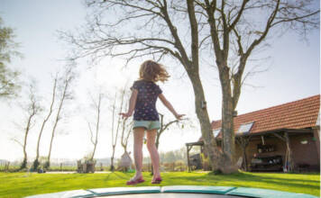 Wybieramy trampolinę ogrodową. Na co warto zwrócić uwagę?